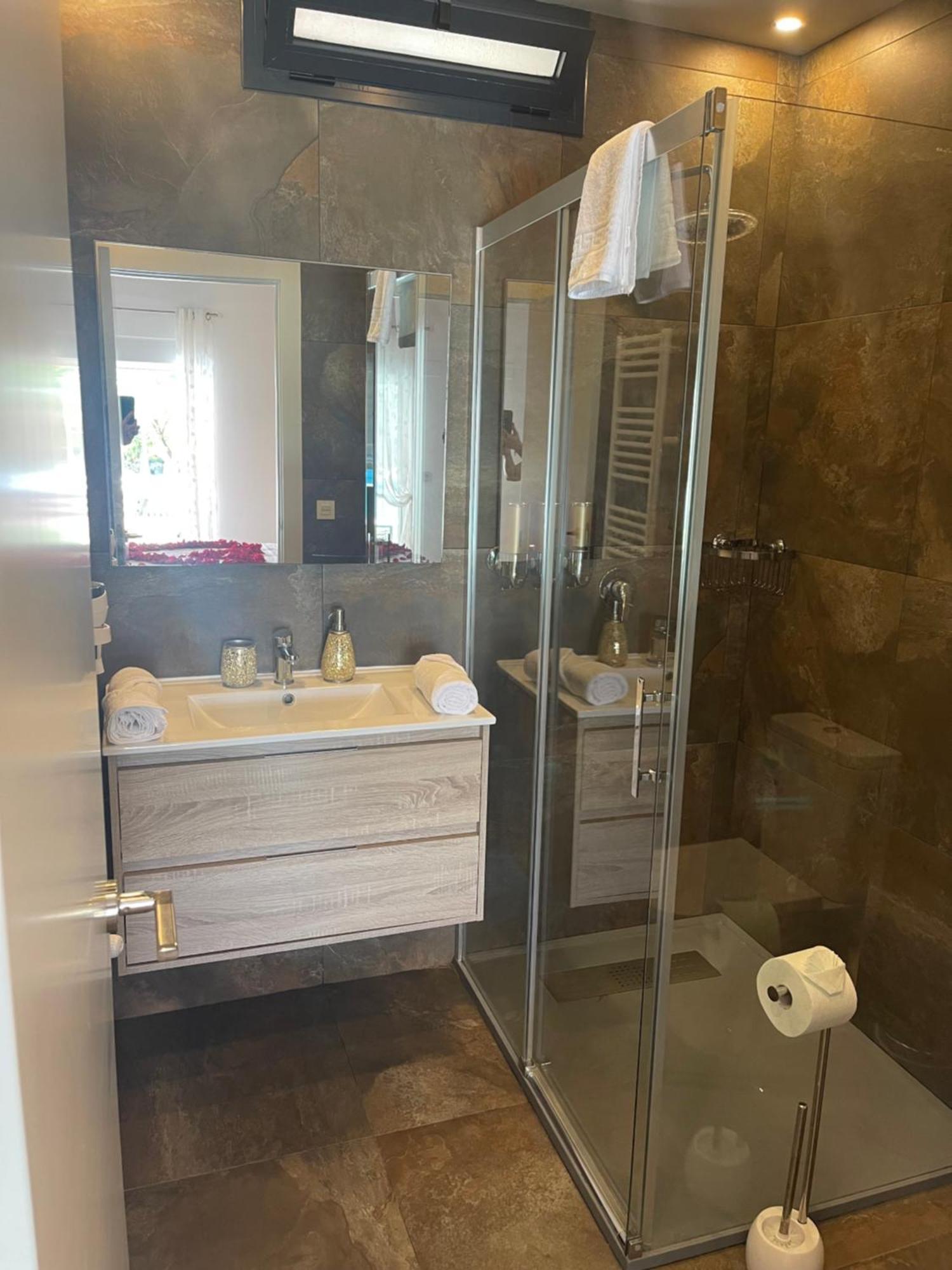 Suite Privada Frente A La Piscina Para 2 Personas Con Sofa Cama Para 2 Mas 4P No Es Casa Completa 산비센테델라스페그 외부 사진