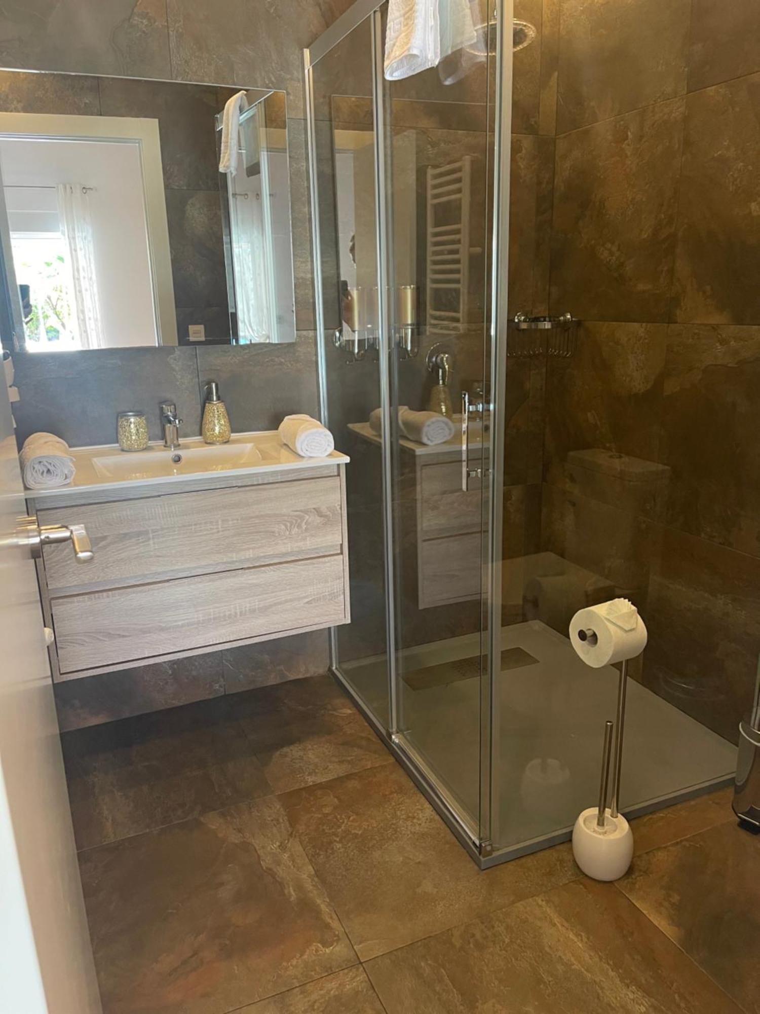 Suite Privada Frente A La Piscina Para 2 Personas Con Sofa Cama Para 2 Mas 4P No Es Casa Completa 산비센테델라스페그 외부 사진