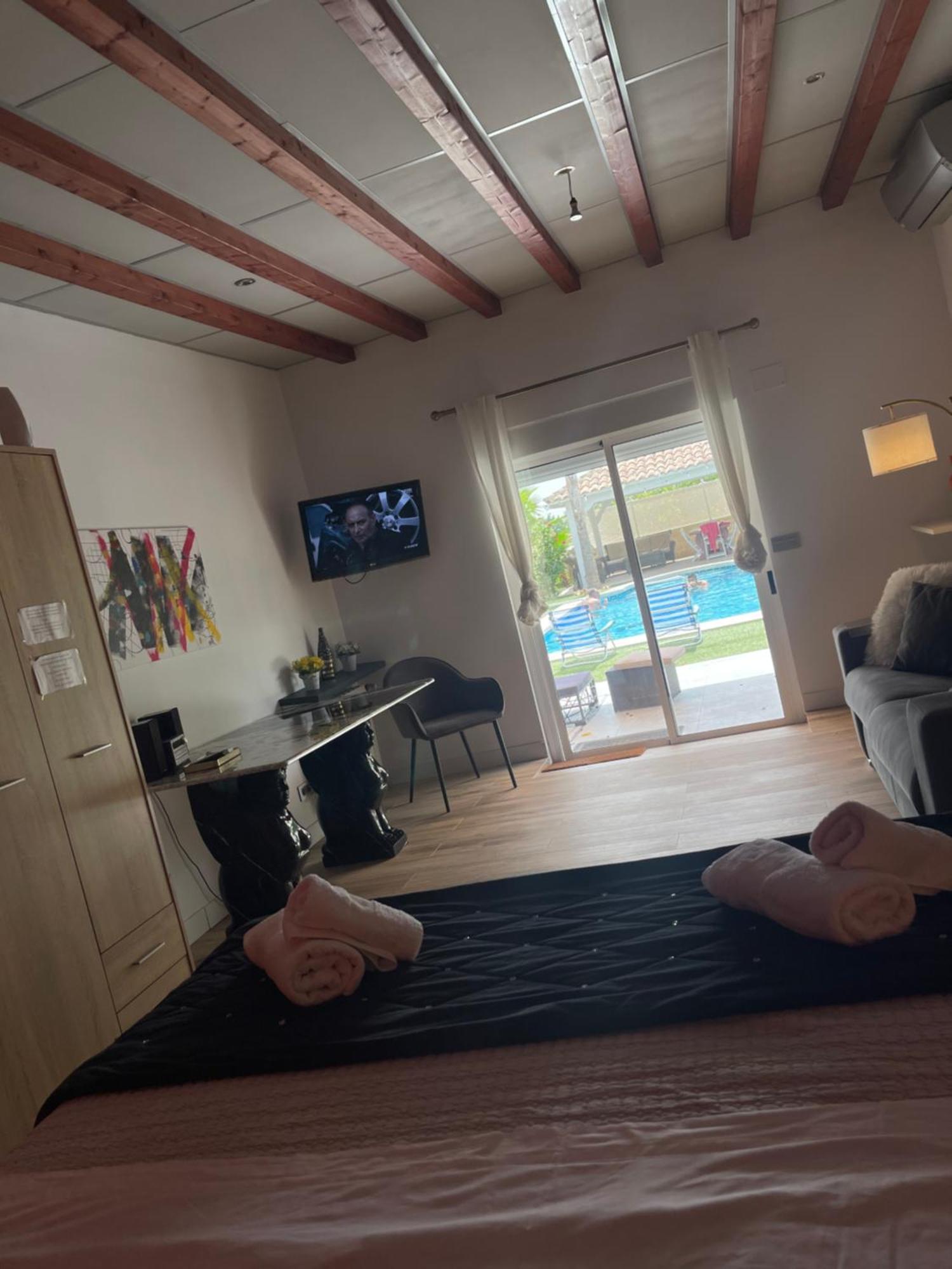 Suite Privada Frente A La Piscina Para 2 Personas Con Sofa Cama Para 2 Mas 4P No Es Casa Completa 산비센테델라스페그 외부 사진