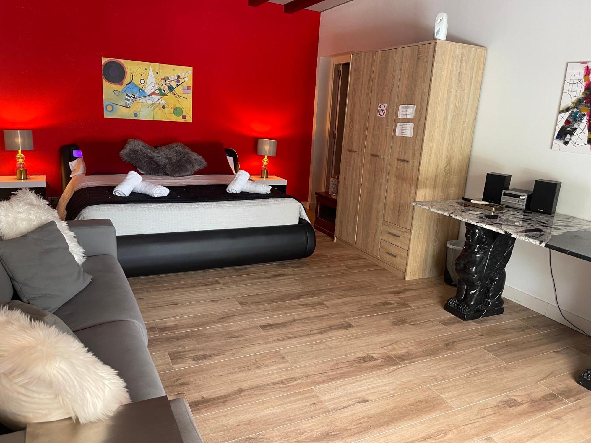Suite Privada Frente A La Piscina Para 2 Personas Con Sofa Cama Para 2 Mas 4P No Es Casa Completa 산비센테델라스페그 외부 사진