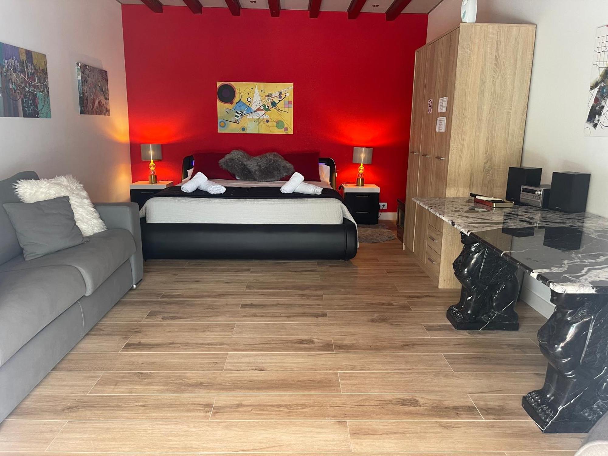 Suite Privada Frente A La Piscina Para 2 Personas Con Sofa Cama Para 2 Mas 4P No Es Casa Completa 산비센테델라스페그 외부 사진